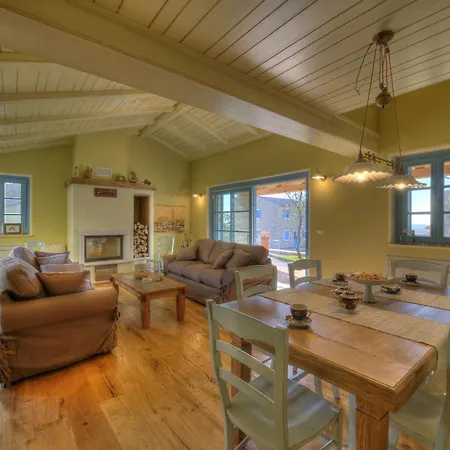 Parona With Private Pool Vilanija