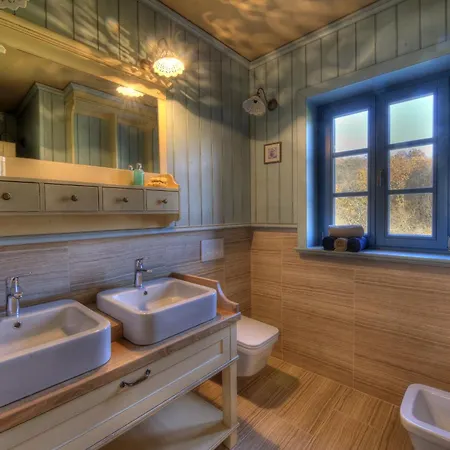 Parona With Private Pool * Vilanija