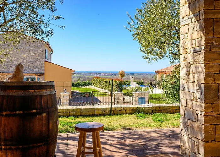 Parona With Private Pool * Vilanija