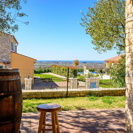 Parona With Private Pool * Vilanija