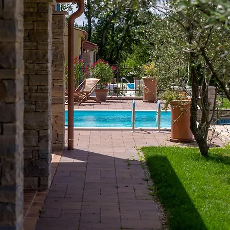 别墅 Parona With Private Pool