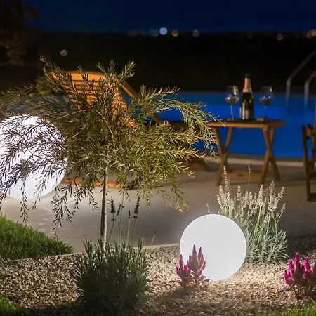 Parona With Private Pool 别墅 *